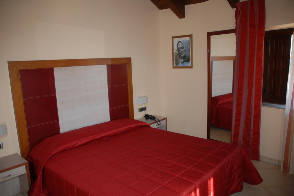 Hotel Conte Ruggero Serra San Bruno Habitación foto