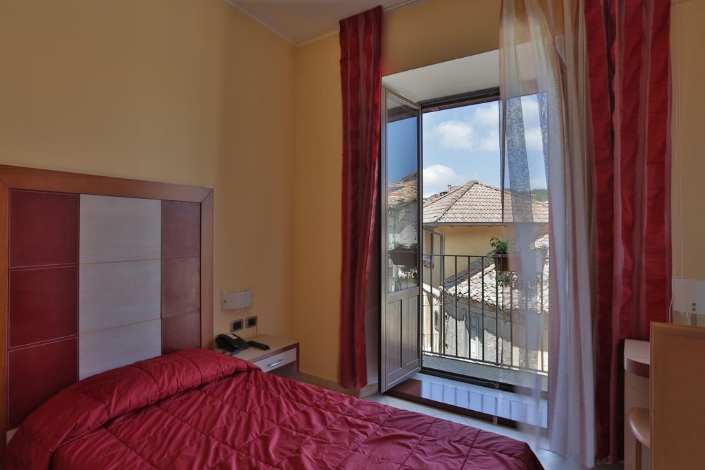 Hotel Conte Ruggero Serra San Bruno Habitación foto